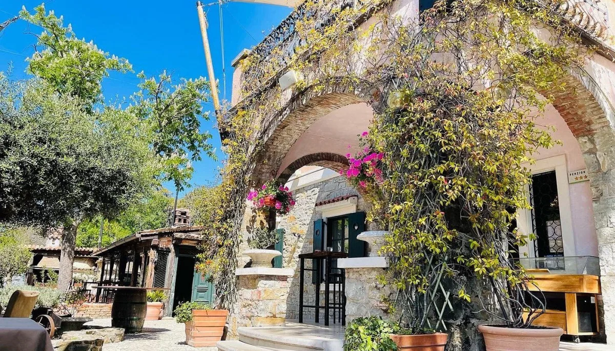 Dvorišče Villa Andor z Meštolinom